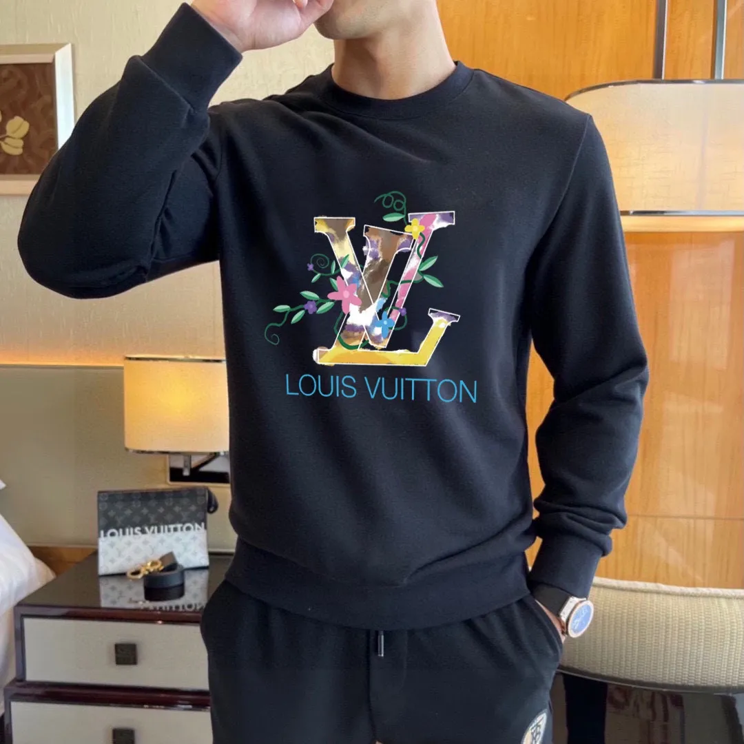 🅿️220 brand [LV Louis Vuitton] (good news for fat people) 2025ss autumn latest long-sleeved round-neck sweatshirt, on sale simultaneously on the official website. Refreshing and breathable. Made of top Tencel Roman. Comfortable and soft. 3D three-dimensional clarity. Super fashion sense. Great for gifting and keeping for yourself. Size: M-5XL (can wear up to 220 pounds)